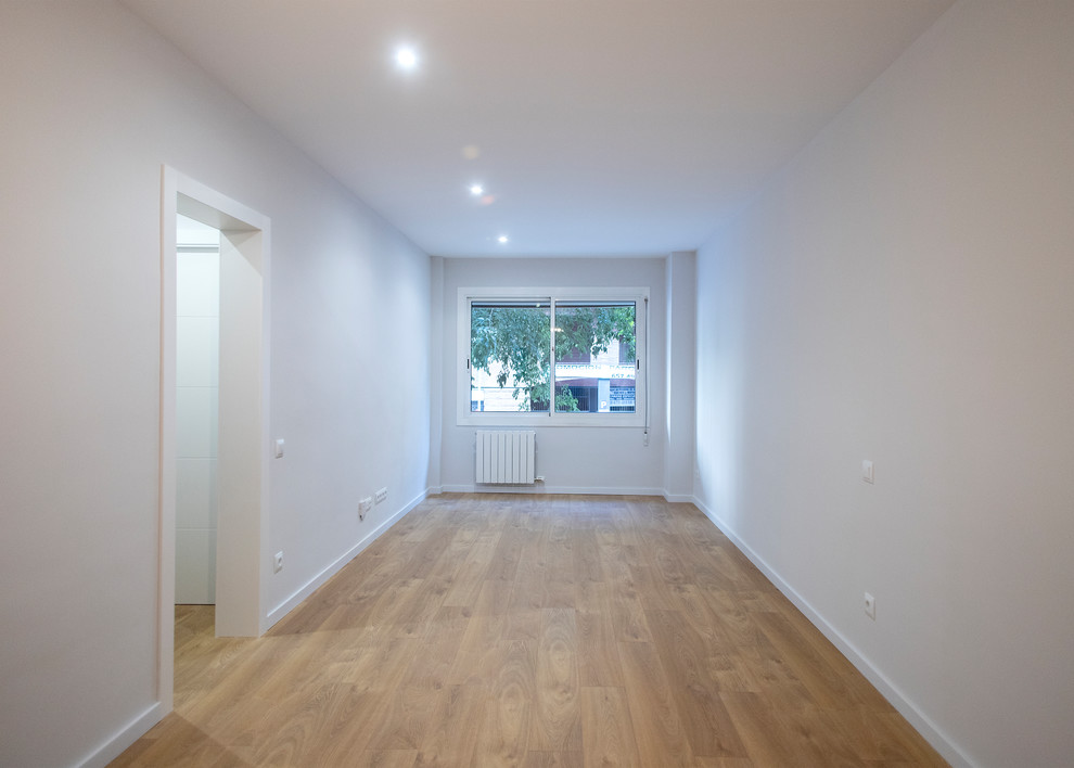 Ejemplo de salón cerrado contemporáneo de tamaño medio sin chimenea con paredes beige, suelo de madera en tonos medios y suelo marrón