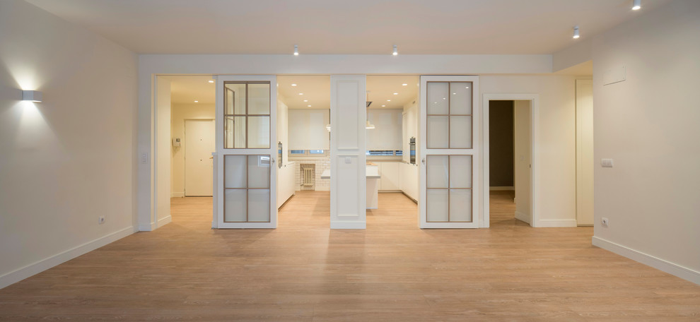 На фото: открытая гостиная комната среднего размера в стиле неоклассика (современная классика) с бежевыми стенами, полом из ламината и коричневым полом без камина
