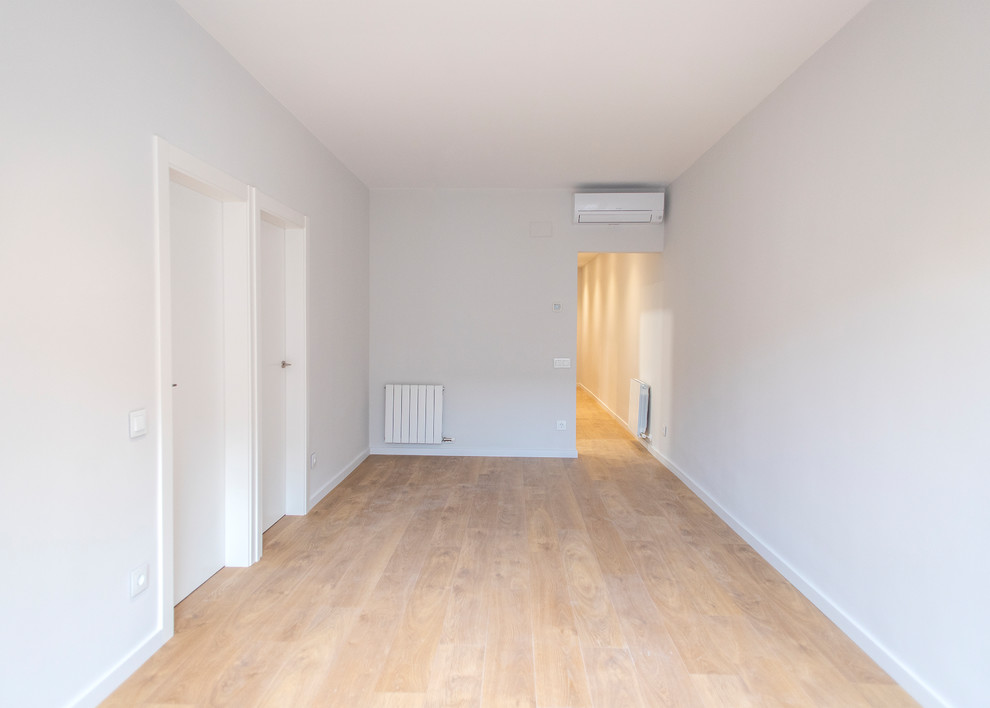 Exempel på ett mellanstort modernt separat vardagsrum, med beige väggar, mellanmörkt trägolv och brunt golv