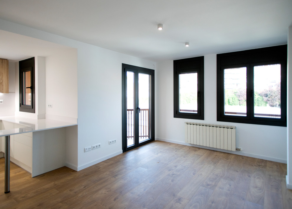 Ejemplo de salón abierto contemporáneo de tamaño medio sin chimenea con paredes blancas, suelo de madera en tonos medios y suelo marrón