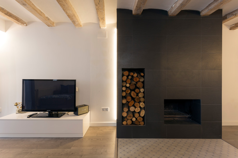 Inspiration pour un grand salon nordique ouvert avec un mur blanc, un sol en bois brun, une cheminée ribbon, un manteau de cheminée en carrelage et un sol marron.