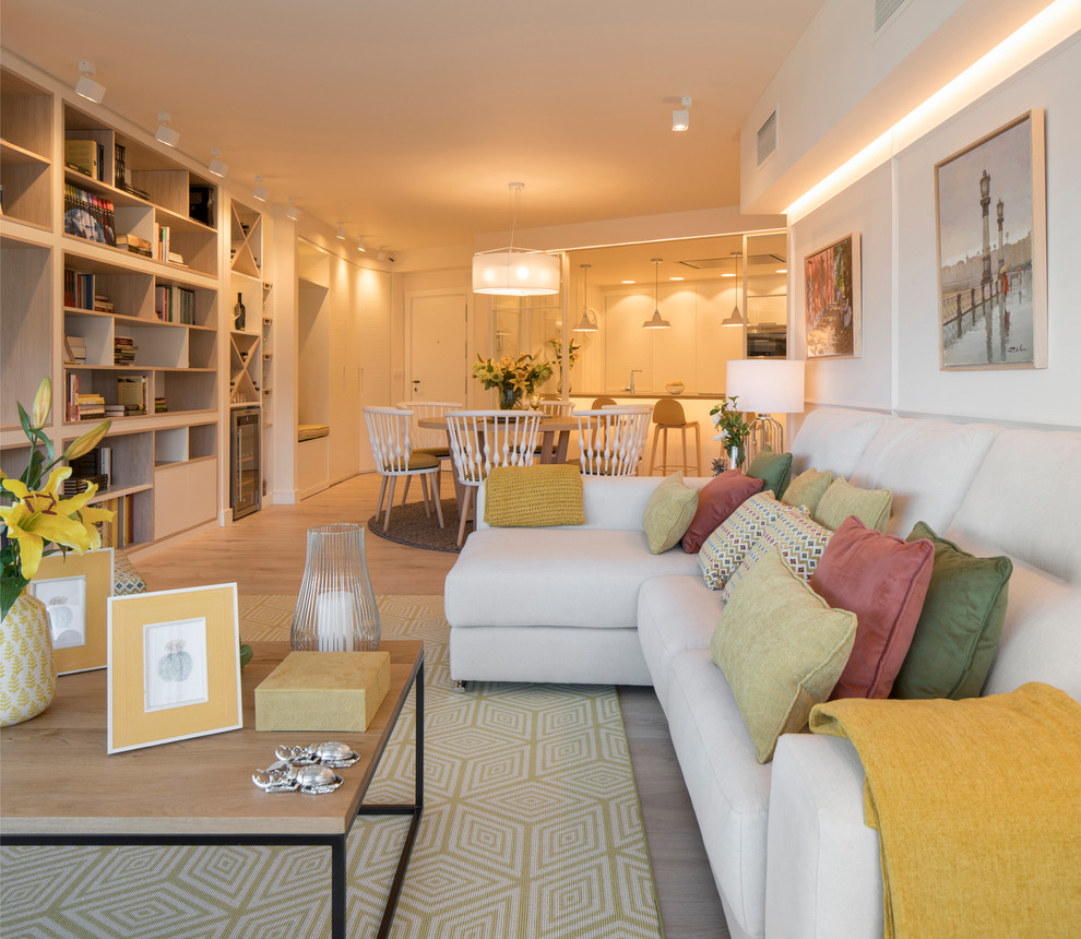 Immagine di un grande soggiorno tradizionale aperto con libreria, pareti bianche, pavimento in laminato, nessun camino, parete attrezzata e pavimento giallo