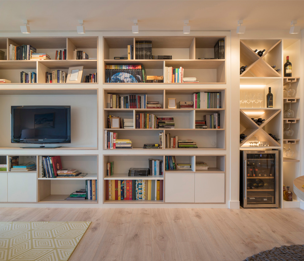 Exemple d'un grand salon chic ouvert avec une bibliothèque ou un coin lecture, un mur blanc, sol en stratifié, aucune cheminée, un téléviseur encastré et un sol jaune.
