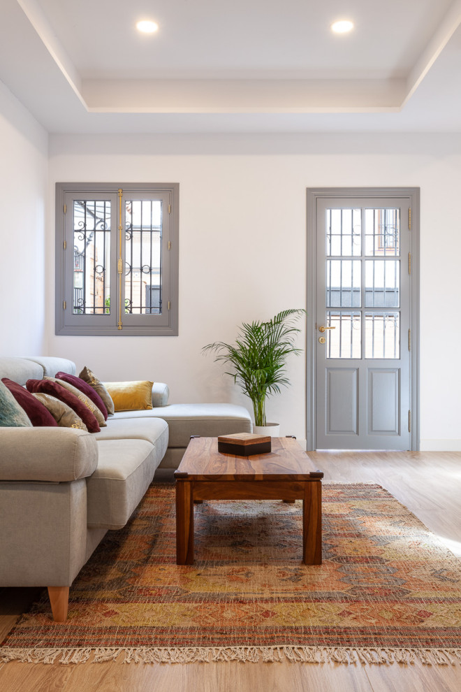 Foto di un soggiorno contemporaneo di medie dimensioni e aperto con pareti bianche, pavimento con piastrelle in ceramica, parete attrezzata e pavimento beige