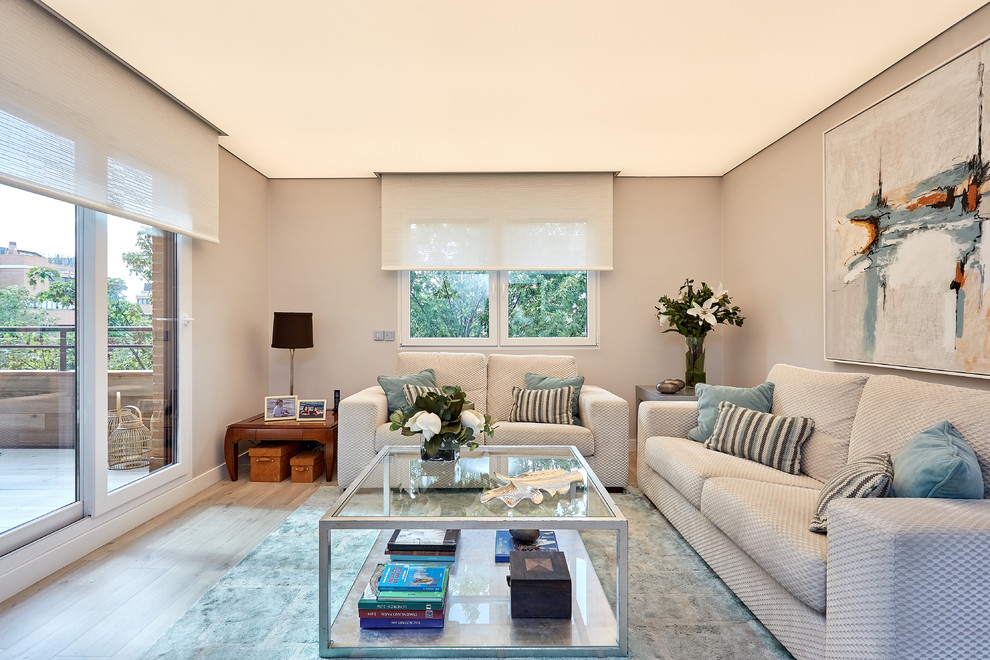 Repräsentatives, Fernseherloses Klassisches Wohnzimmer ohne Kamin mit beiger Wandfarbe, hellem Holzboden und braunem Boden in Madrid