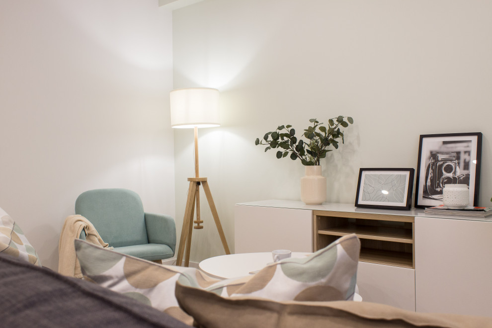 Idées déco pour un petit salon scandinave ouvert avec un mur blanc et un sol en vinyl.