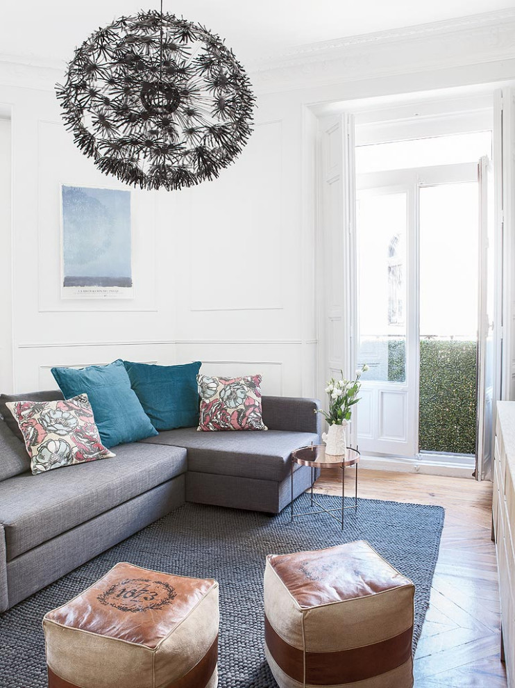 Foto di un soggiorno contemporaneo di medie dimensioni e aperto con pareti grigie e pavimento in legno massello medio
