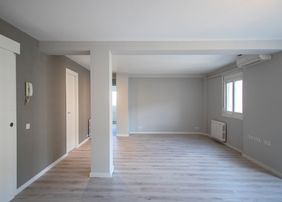 Modelo de salón cerrado actual grande sin chimenea con paredes beige, suelo de madera en tonos medios y suelo marrón