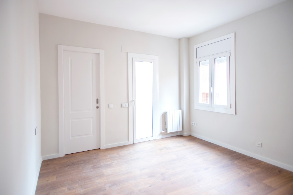 На фото: изолированная гостиная комната среднего размера в современном стиле с бежевыми стенами, паркетным полом среднего тона и коричневым полом без камина с