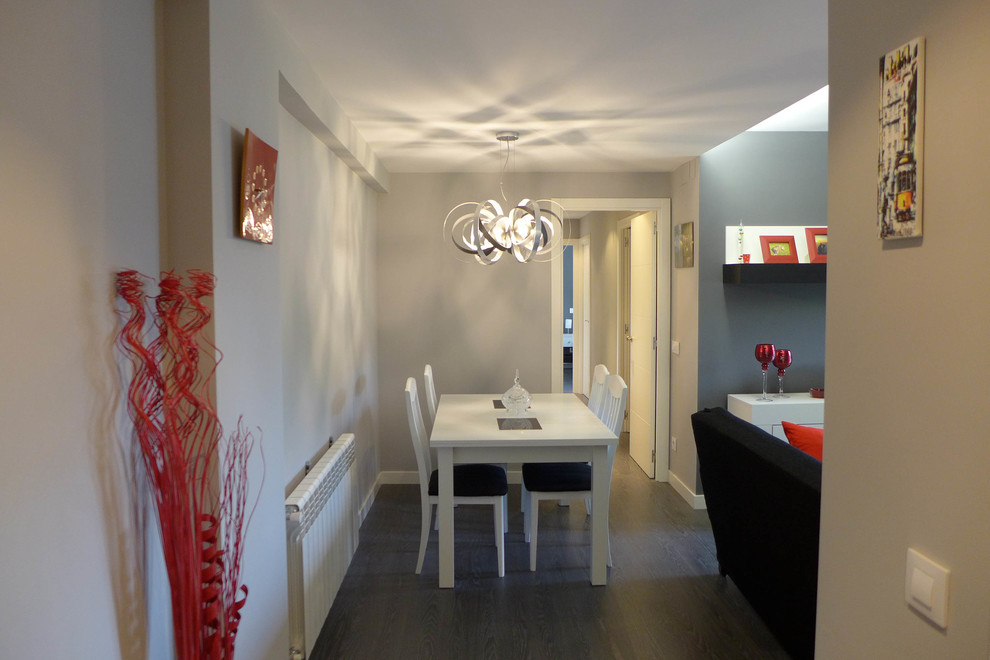 Cette image montre un salon minimaliste de taille moyenne et fermé avec un mur gris, sol en stratifié et un sol gris.