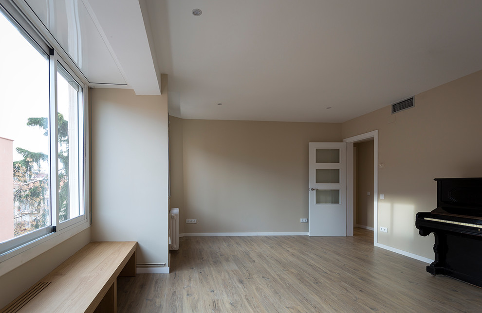Idee per un soggiorno tradizionale di medie dimensioni con pareti beige e pavimento in legno massello medio