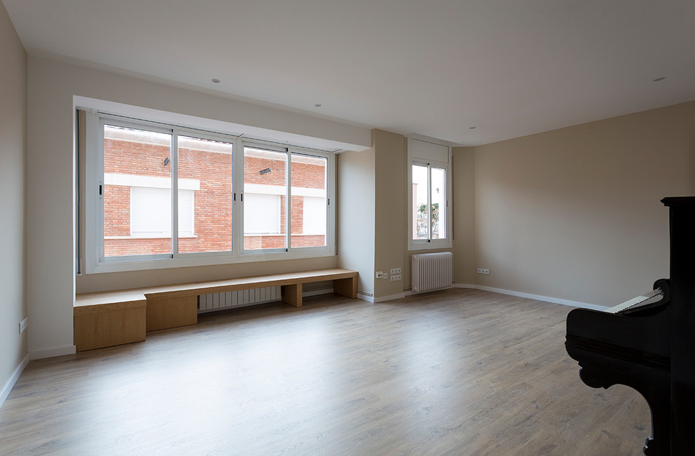 Idee per un soggiorno classico di medie dimensioni con sala della musica, pareti beige e pavimento in legno massello medio