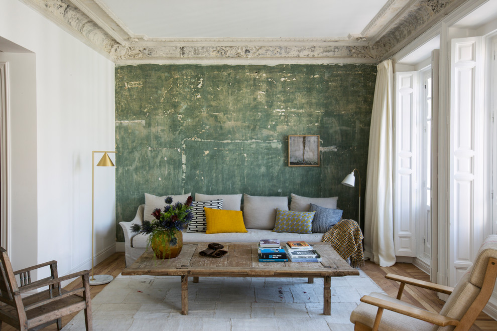 Inspiration för ett mellanstort funkis separat vardagsrum, med mellanmörkt trägolv, ett finrum, vita väggar och beiget golv