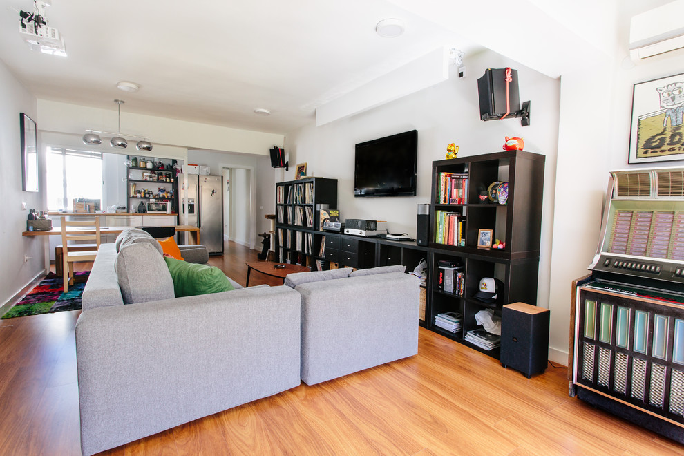 Immagine di un soggiorno minimalista di medie dimensioni con TV a parete