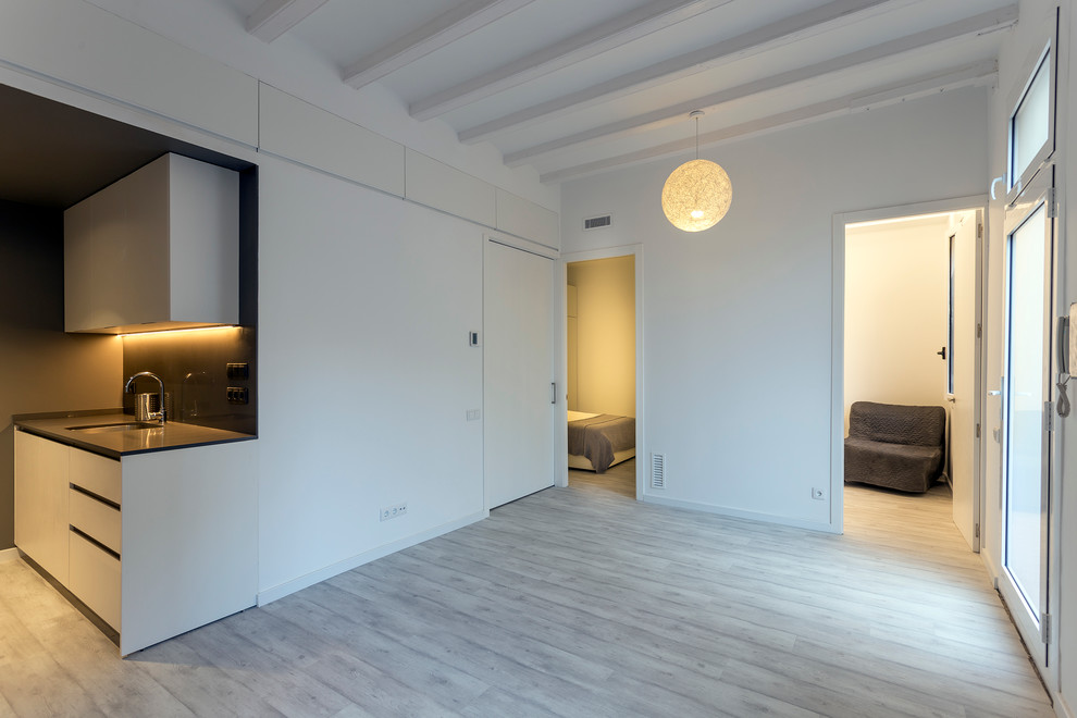 На фото: открытая, парадная гостиная комната среднего размера в современном стиле с белыми стенами и светлым паркетным полом без камина, телевизора