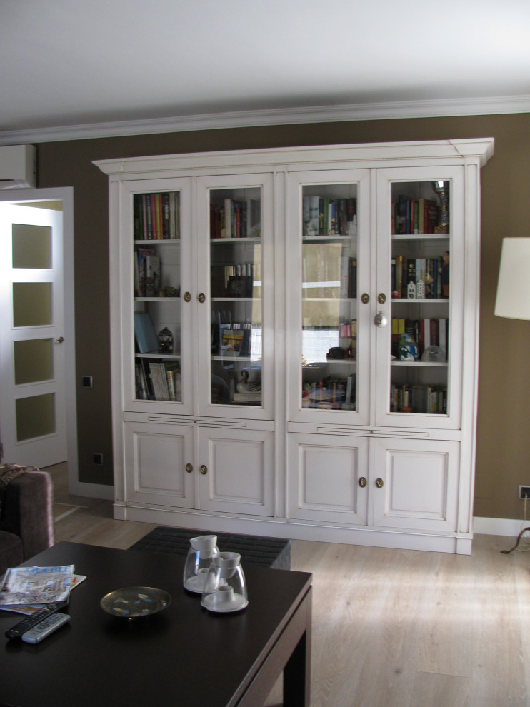 Ispirazione per un soggiorno contemporaneo con libreria, pareti marroni, parquet chiaro e pavimento beige