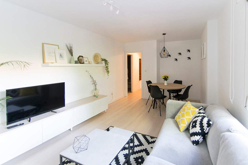 Стильный дизайн: парадная, открытая гостиная комната среднего размера в скандинавском стиле с белыми стенами, светлым паркетным полом и мультимедийным центром без камина - последний тренд