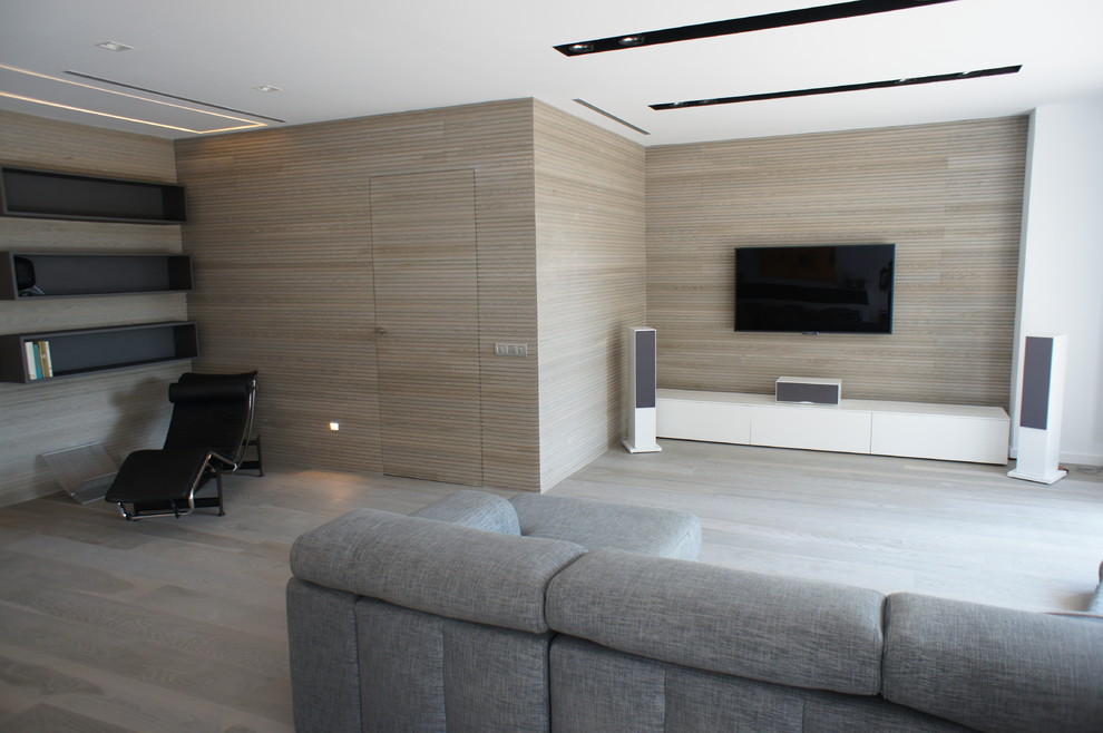 Inspiration för ett mellanstort funkis allrum med öppen planlösning, med ett musikrum, bruna väggar, ljust trägolv och en väggmonterad TV