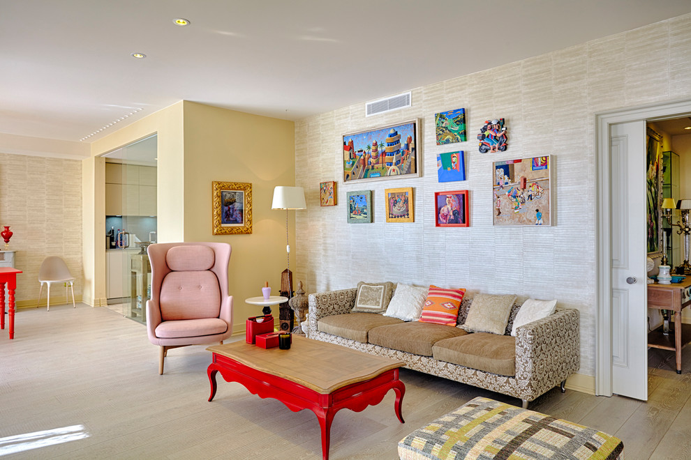 Offenes Eklektisches Wohnzimmer mit gelber Wandfarbe, hellem Holzboden und beigem Boden in Madrid
