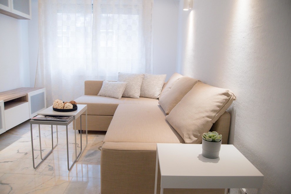 Ejemplo de salón abierto escandinavo pequeño sin chimenea con paredes blancas, suelo de mármol, televisor independiente y suelo blanco