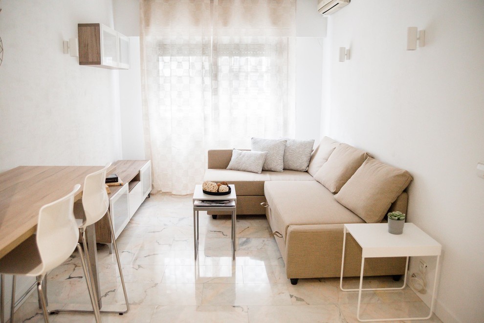 Kleines, Offenes Skandinavisches Wohnzimmer ohne Kamin mit weißer Wandfarbe, Marmorboden, freistehendem TV und weißem Boden in Madrid
