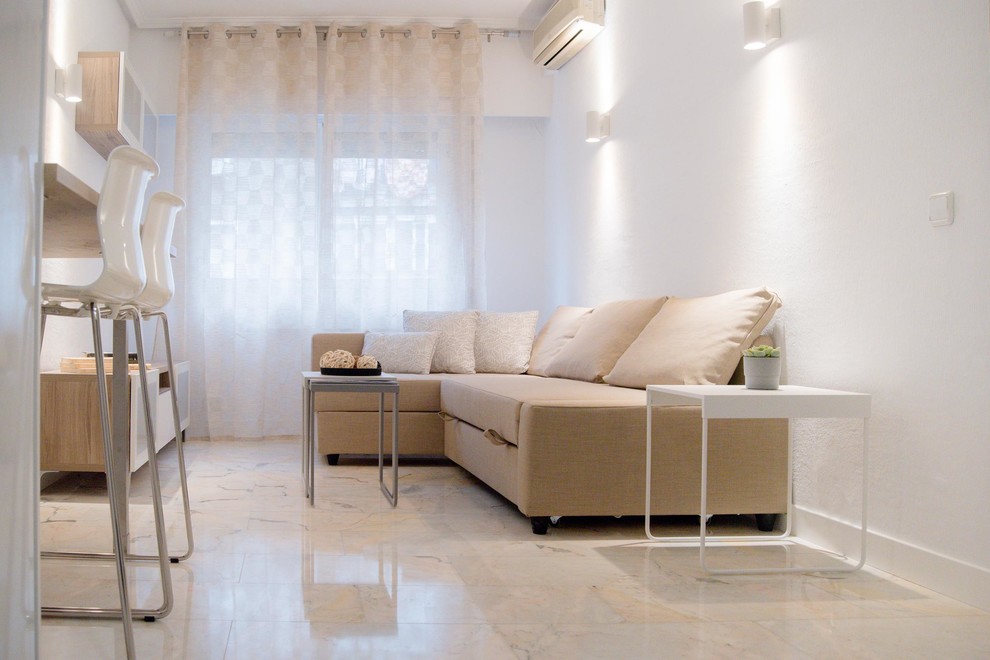 Kleines, Offenes Skandinavisches Wohnzimmer ohne Kamin mit weißer Wandfarbe, Marmorboden, freistehendem TV und weißem Boden in Madrid