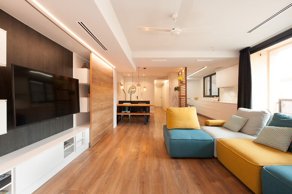 Großes, Offenes Modernes Wohnzimmer mit weißer Wandfarbe, braunem Holzboden, TV-Wand und braunem Boden in Sonstige
