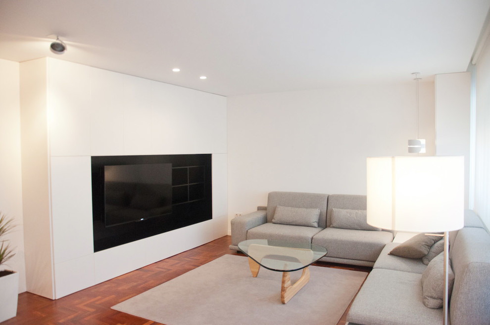 На фото: парадная, открытая гостиная комната среднего размера в скандинавском стиле с белыми стенами, паркетным полом среднего тона и телевизором на стене без камина