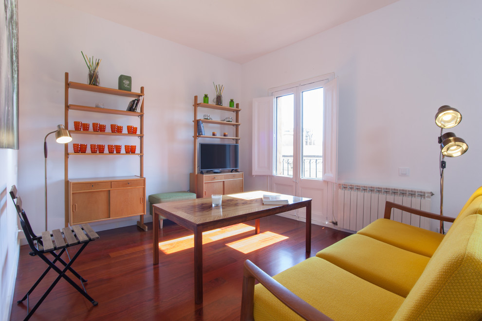 Mittelgroßes, Repräsentatives, Abgetrenntes Nordisches Wohnzimmer ohne Kamin mit weißer Wandfarbe, dunklem Holzboden und Multimediawand in Barcelona