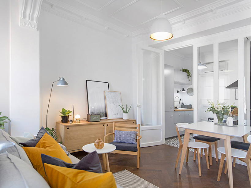 Imagen de salón abierto nórdico de tamaño medio sin televisor con paredes blancas, suelo de madera oscura y suelo marrón