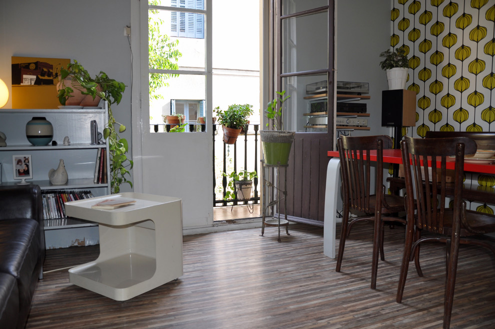Offenes Eklektisches Wohnzimmer mit Vinylboden in Barcelona