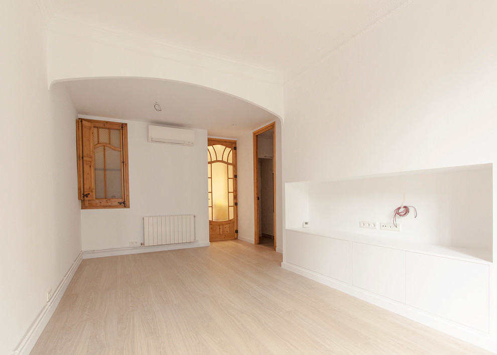 Idéer för att renovera ett mellanstort vintage separat vardagsrum, med vita väggar, ljust trägolv och en inbyggd mediavägg