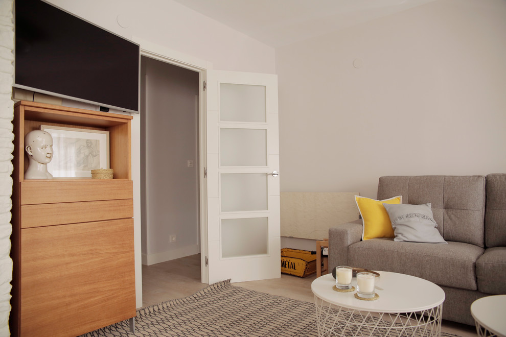 Imagen de salón abierto actual pequeño sin chimenea con suelo vinílico, televisor colgado en la pared, paredes beige y suelo beige