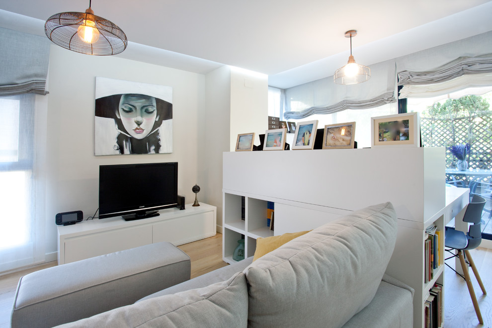 Стильный дизайн: большая открытая гостиная комната в современном стиле с паркетным полом среднего тона и отдельно стоящим телевизором - последний тренд