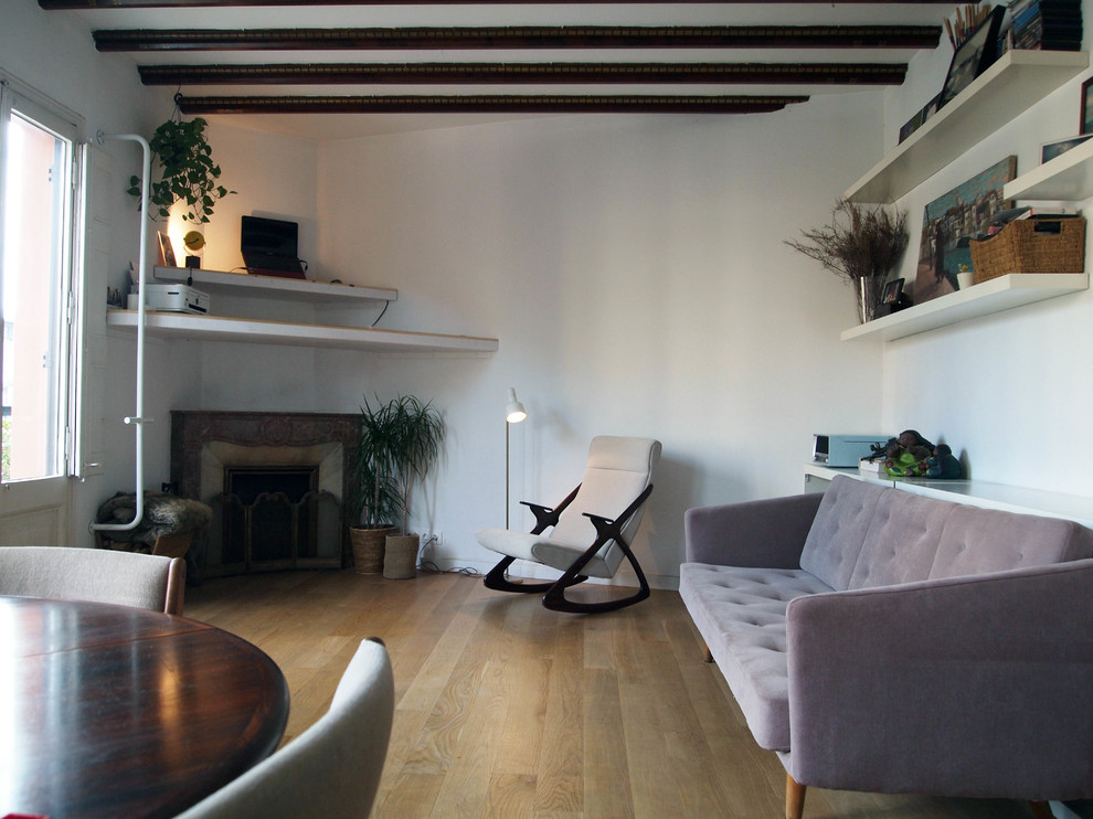 Exempel på ett mellanstort medelhavsstil separat vardagsrum, med ett finrum, vita väggar, mellanmörkt trägolv och en standard öppen spis