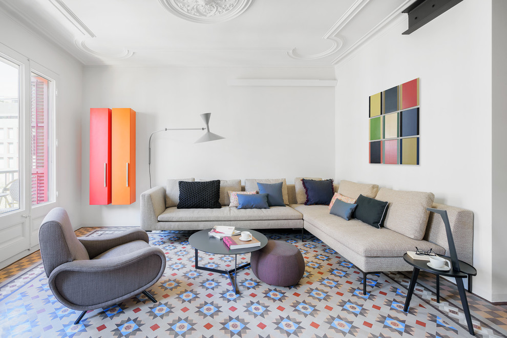 Offenes, Mittelgroßes Modernes Wohnzimmer ohne Kamin mit weißer Wandfarbe, Keramikboden und buntem Boden in Sonstige