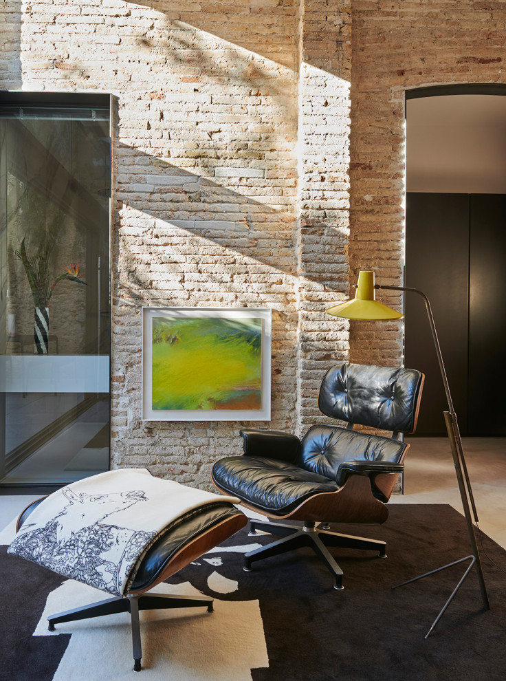 Стильный дизайн: двухуровневая гостиная комната в современном стиле с бетонным полом, серым полом и кирпичными стенами - последний тренд