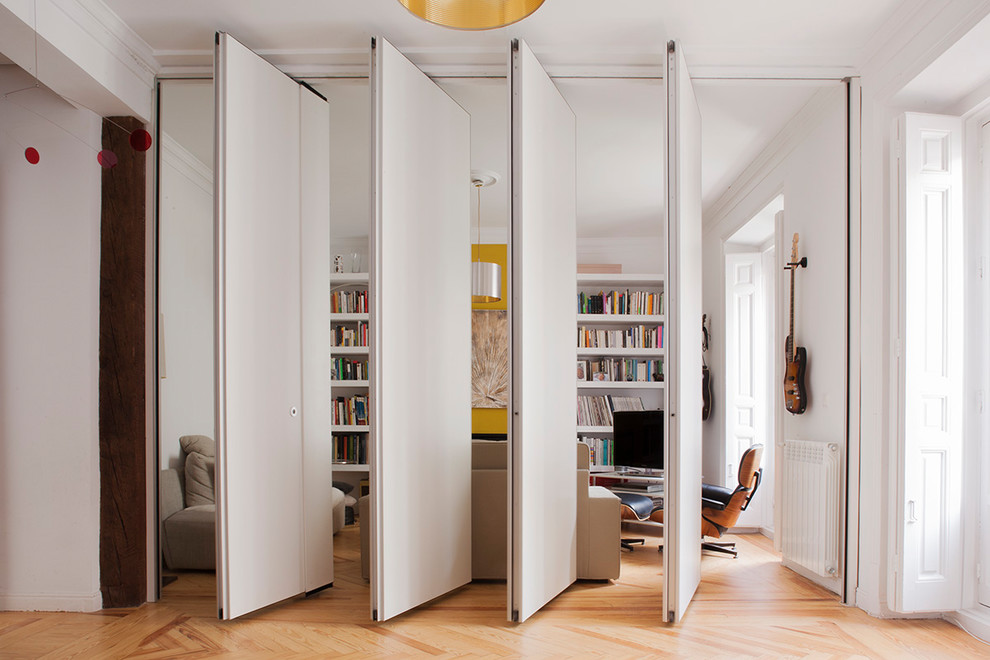 Inspiration för mellanstora moderna separata vardagsrum, med ett bibliotek, vita väggar och mellanmörkt trägolv
