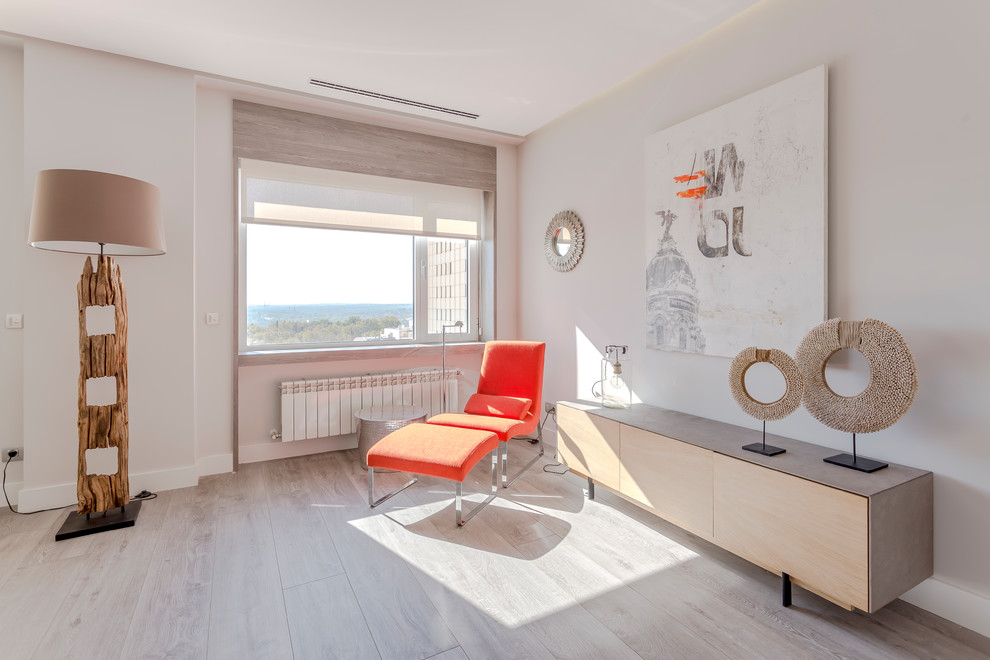 Imagen de salón para visitas actual con paredes blancas, suelo de madera clara y suelo beige