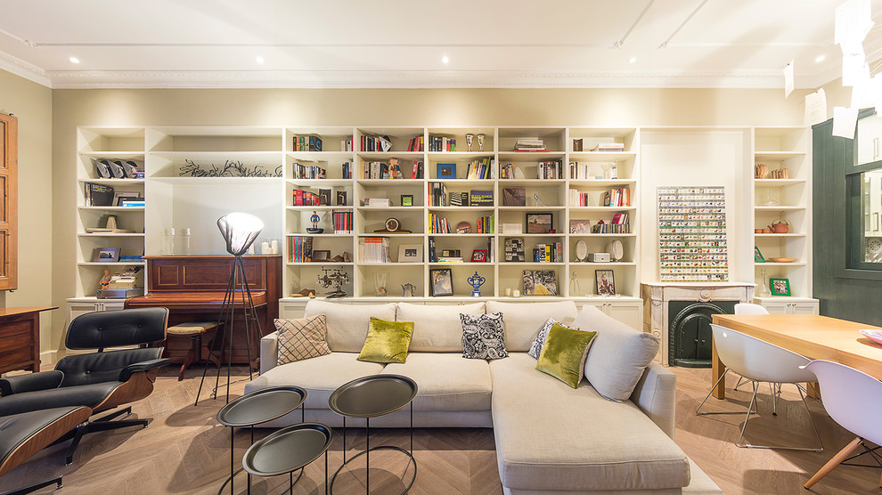 Modelo de biblioteca en casa abierta minimalista grande con paredes beige