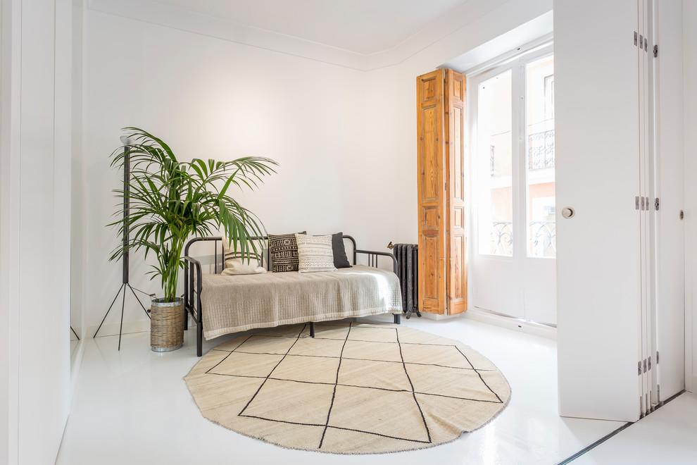 На фото: парадная, изолированная гостиная комната в средиземноморском стиле с белыми стенами и белым полом с