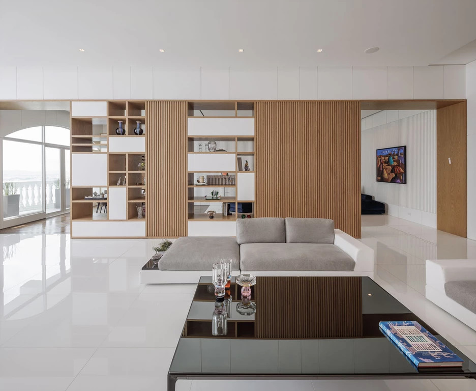 Foto på ett stort funkis allrum med öppen planlösning, med bruna väggar, marmorgolv och vitt golv