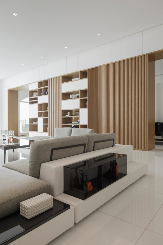 Ejemplo de salón abierto moderno grande con paredes marrones, suelo de mármol y suelo blanco