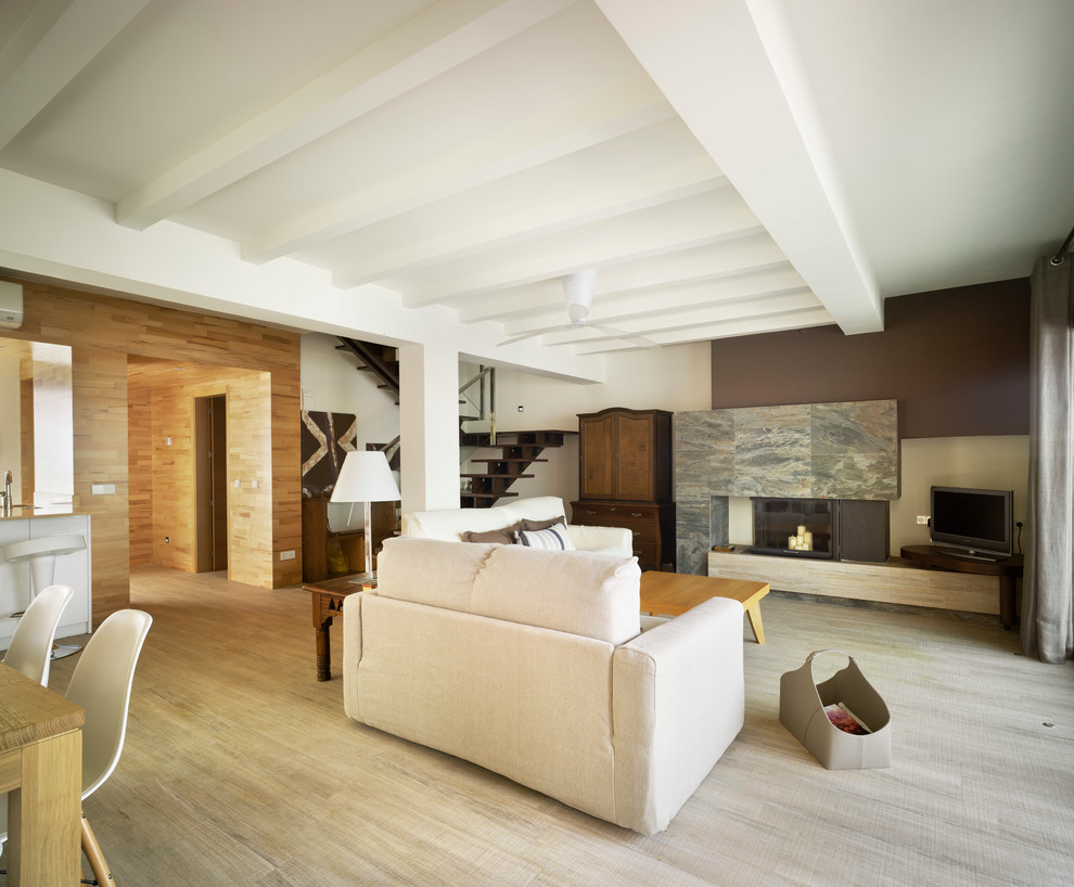 Diseño de salón para visitas abierto contemporáneo de tamaño medio sin chimenea con paredes multicolor, suelo de madera clara y televisor independiente