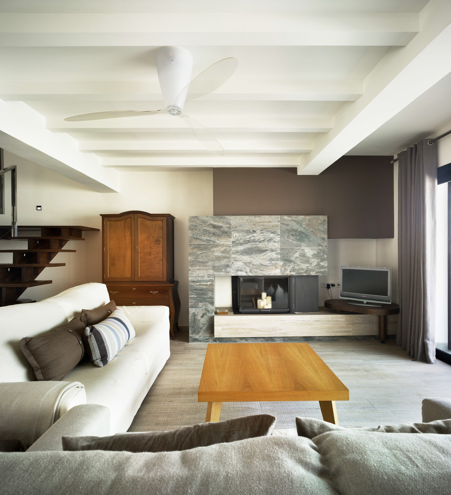 Immagine di un soggiorno design di medie dimensioni e aperto con sala formale, pareti multicolore, pavimento in legno massello medio, stufa a legna e parete attrezzata