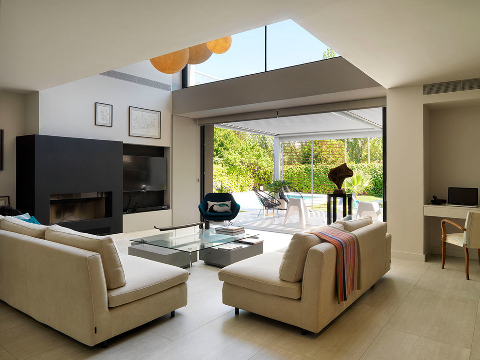 Idee per un soggiorno minimalista aperto con pareti beige, camino lineare Ribbon, TV a parete e pavimento beige