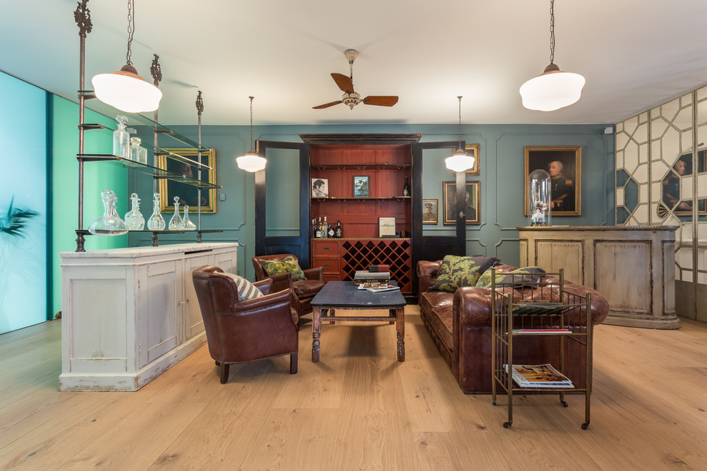 Idéer för att renovera ett stort vintage separat vardagsrum, med en hemmabar, blå väggar och ljust trägolv