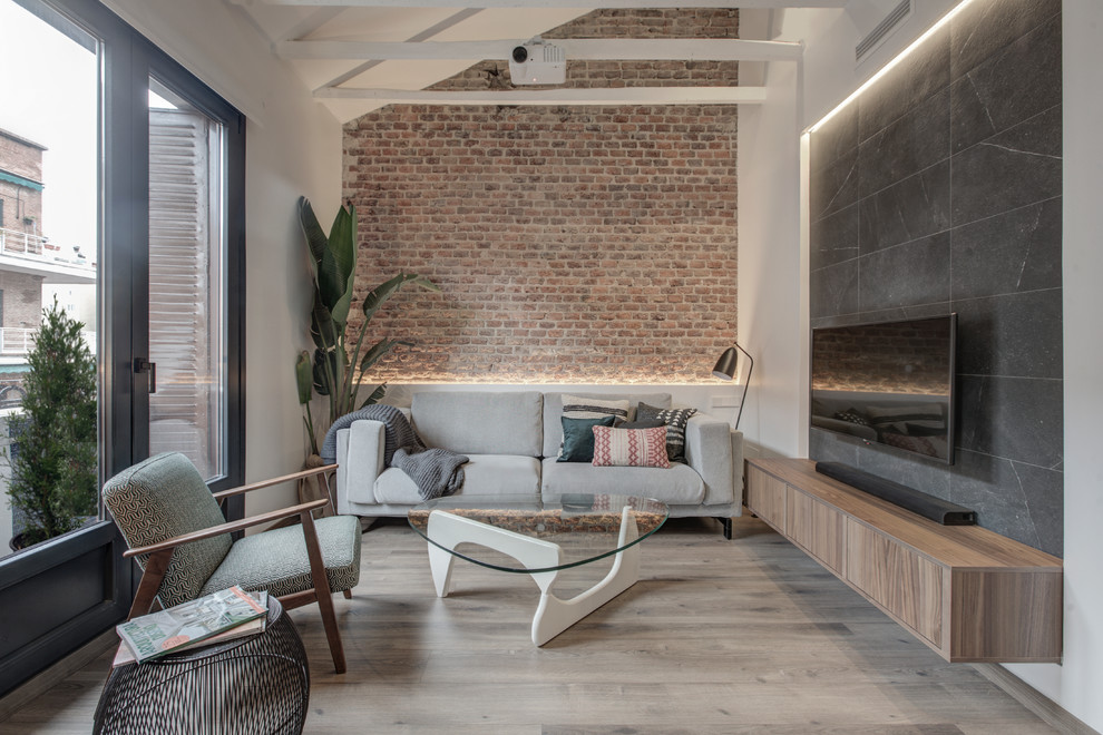 Mittelgroßes, Offenes Industrial Wohnzimmer mit bunten Wänden, Laminat, TV-Wand und braunem Boden in Madrid