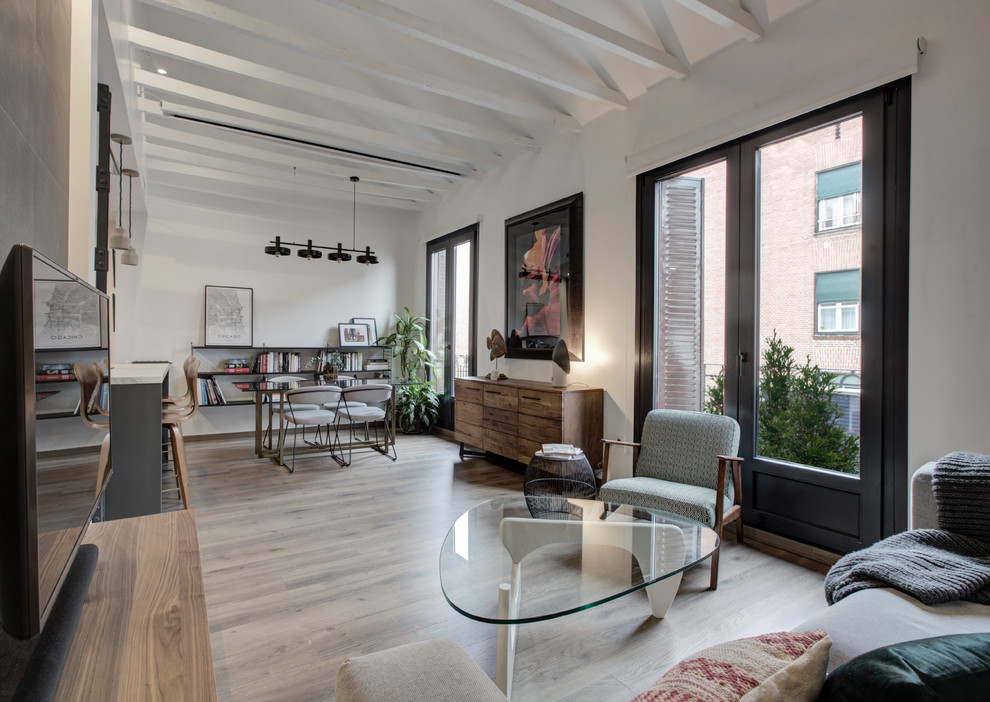 Mittelgroßes Industrial Wohnzimmer mit bunten Wänden, Laminat, TV-Wand und braunem Boden in Madrid
