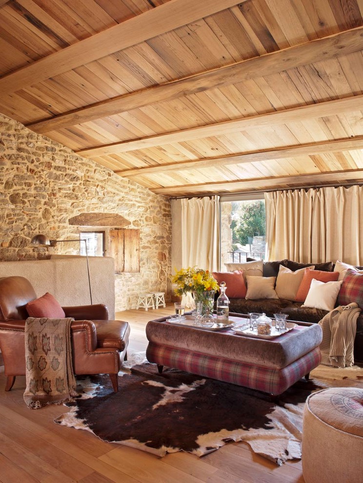 Medium sized rustic formal open plan living room in Barcelona with beige walls, medium hardwood flooring and no tv.
